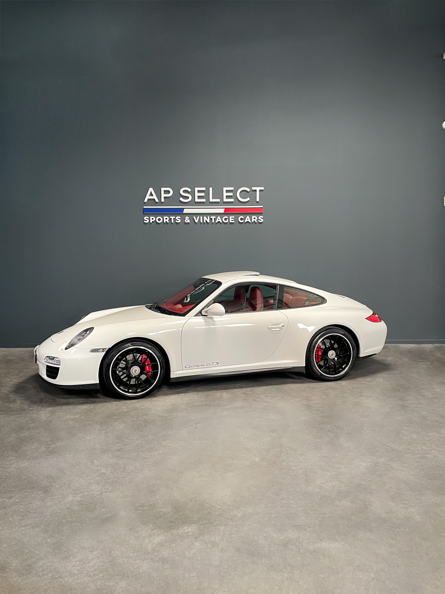 Photographie d'une Porsche 997.2 GTS 3.8 vue de trois quarts face dans les locaux d'AP SELECT